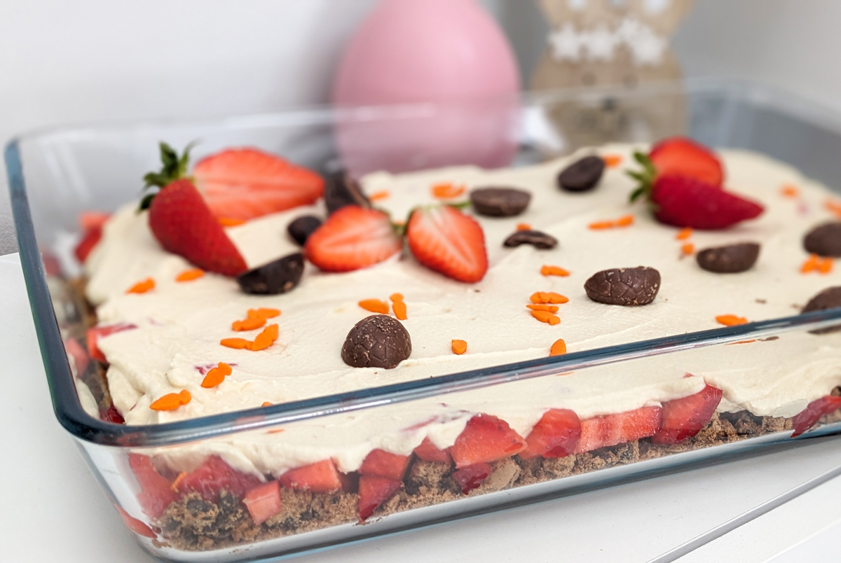 Süße Frühlingsfreude Osterdessert mit Cookies und Erdbeeren