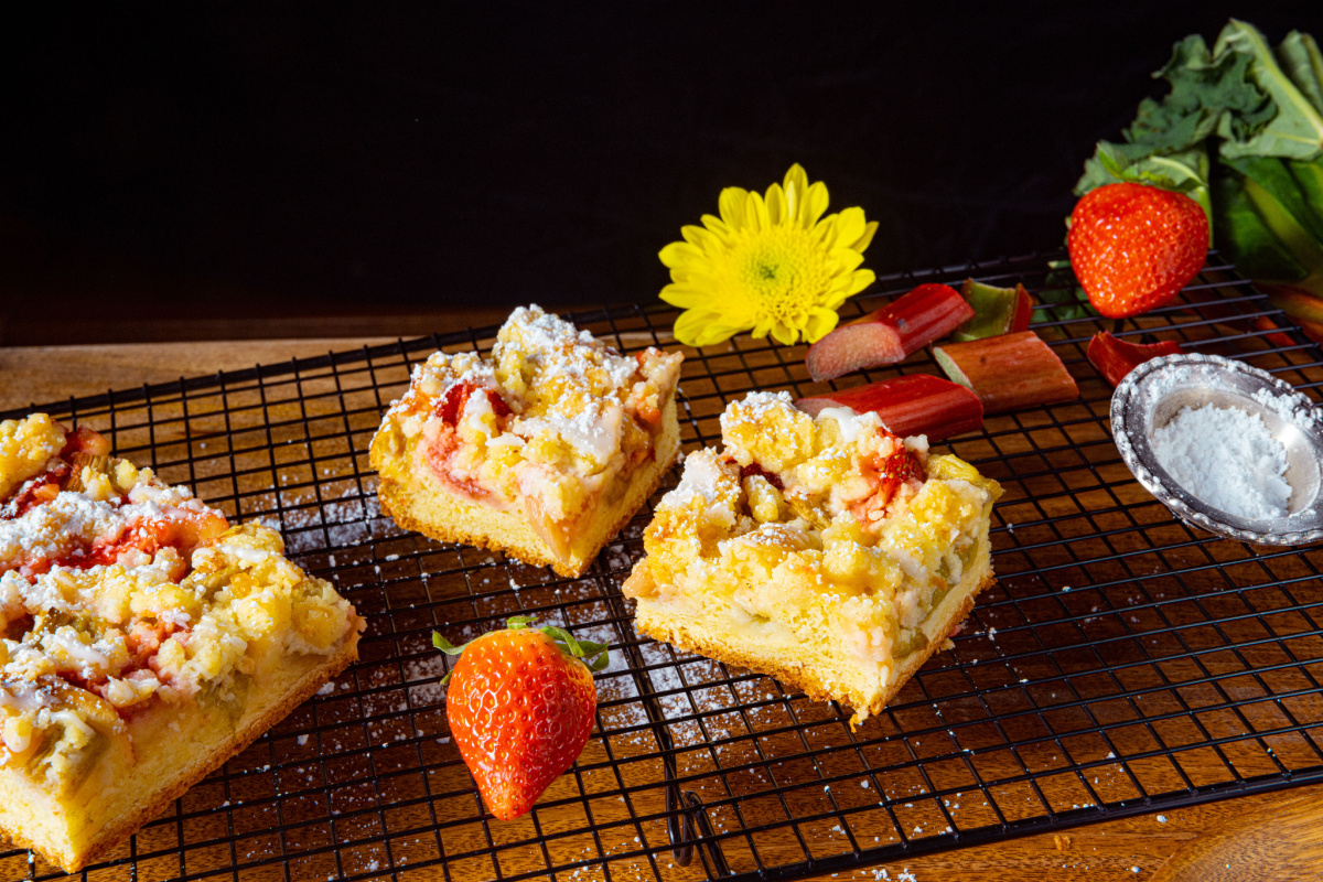 Süße Verführung Streuselkuchen mit Rhabarber und Erdbeeren