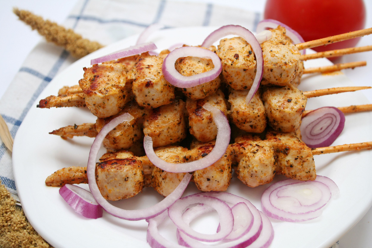 Feurige Fusion Gegrillte Hähnchenspieße mit Zwiebeln