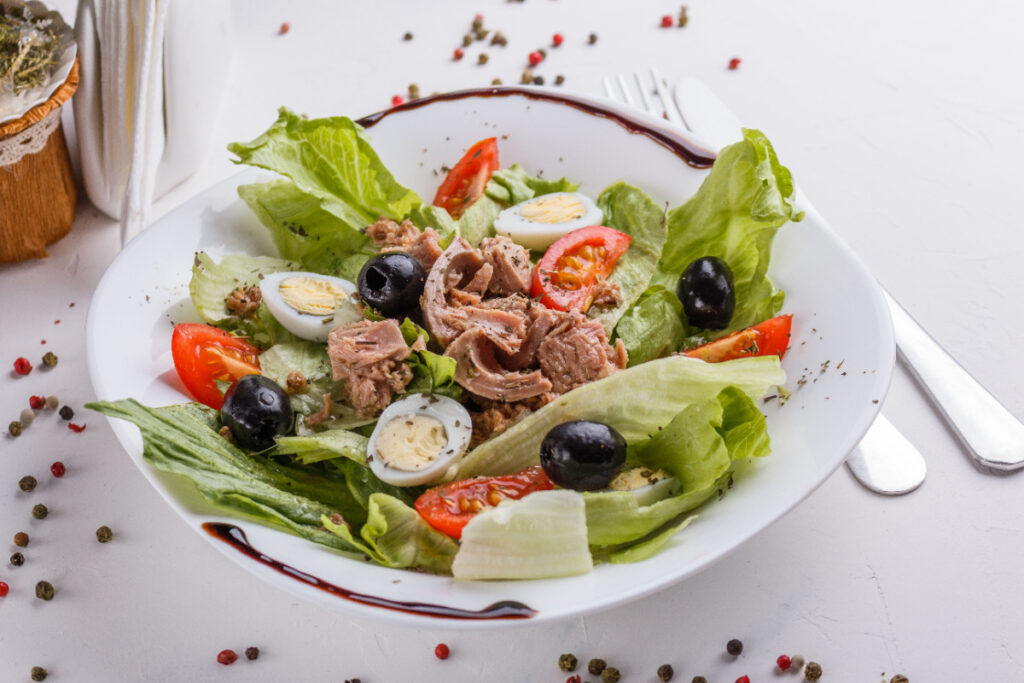 Frisch und würzig Eisbergsalat mit mediterranem Flair