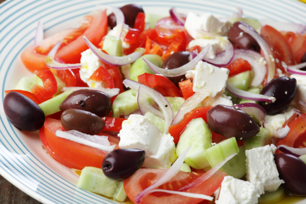 Frischer Bauernsalat mit Feta Traditionell griechisch