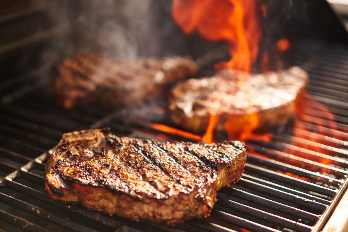 Perfekter Grillgenuss Gegrillte Steaks mit Knoblauchmarinade