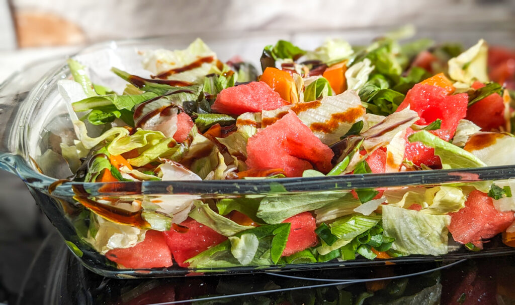 Sommerlicher Frischekick: Eisbergsalat mit Wassermelone