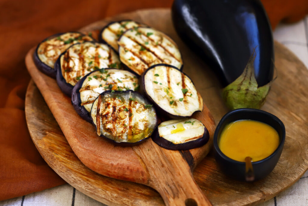 Kulinarische Raffinesse Gegrillte Aubergine mit Senfsoße