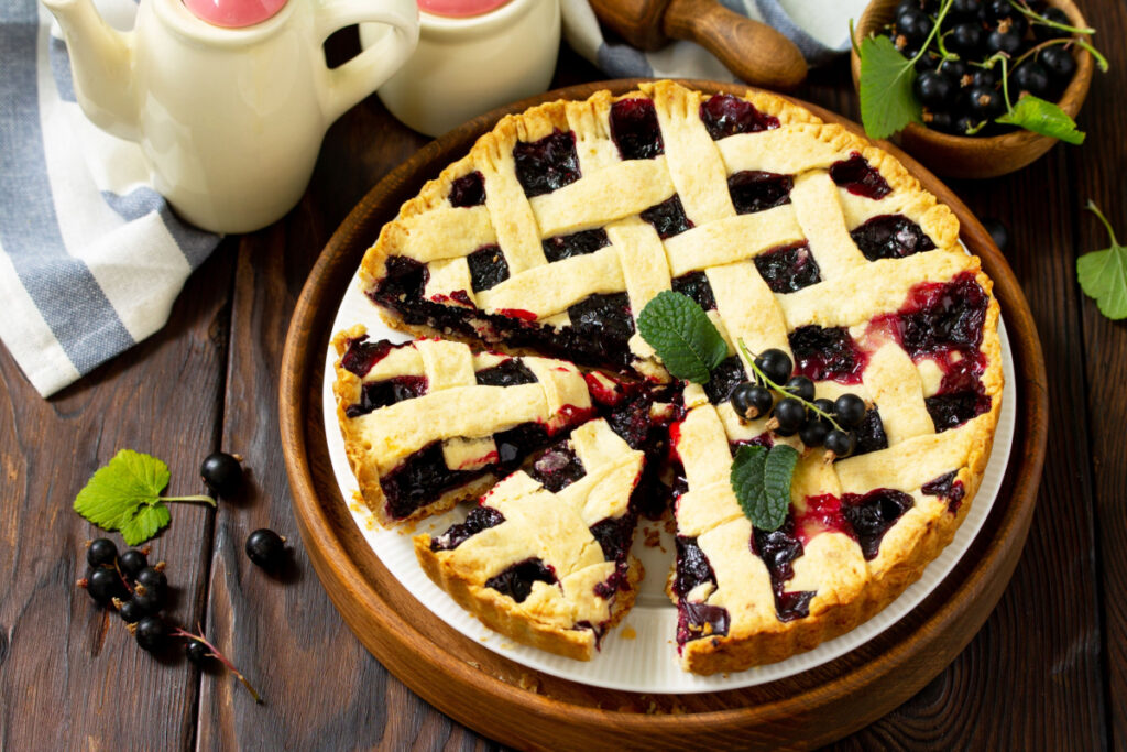 Der perfekte Sommergenus Johannisbeerkuchen mit Gittermuster