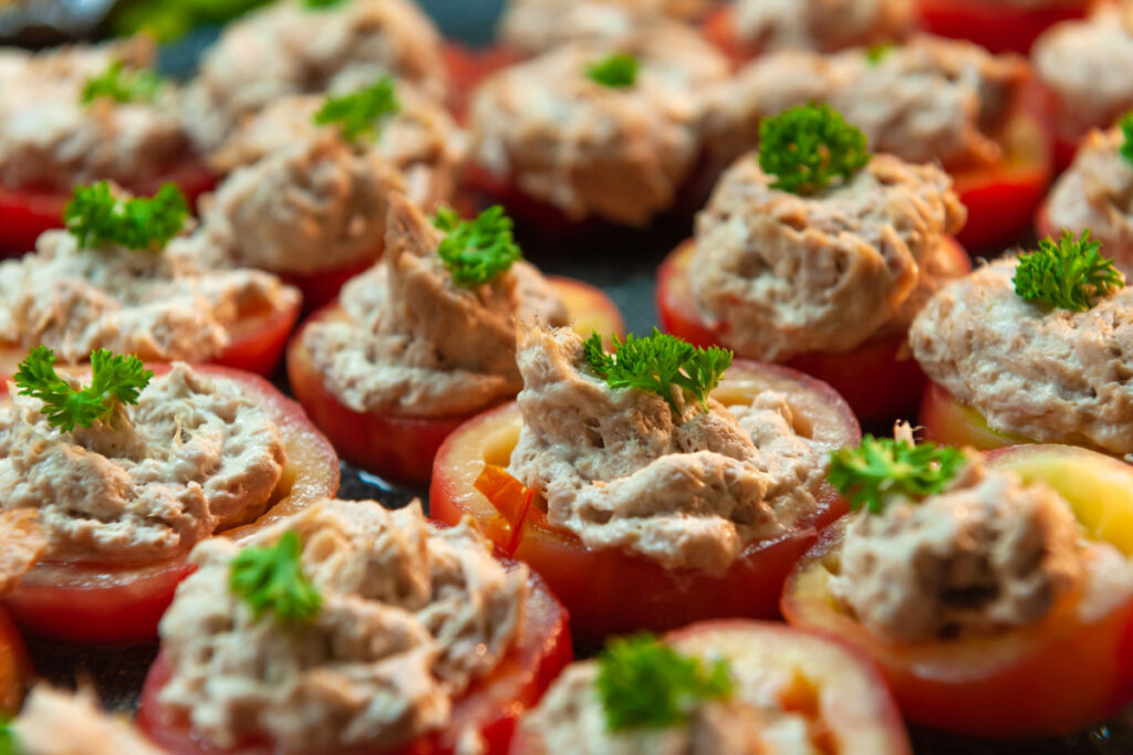 Gefüllte Tomaten mit Thunfisch Ein leichter Genuss