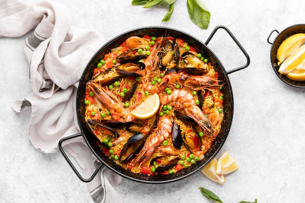 Traditionell spanisch Paella mit Hähnchen und Meeresfrüchten