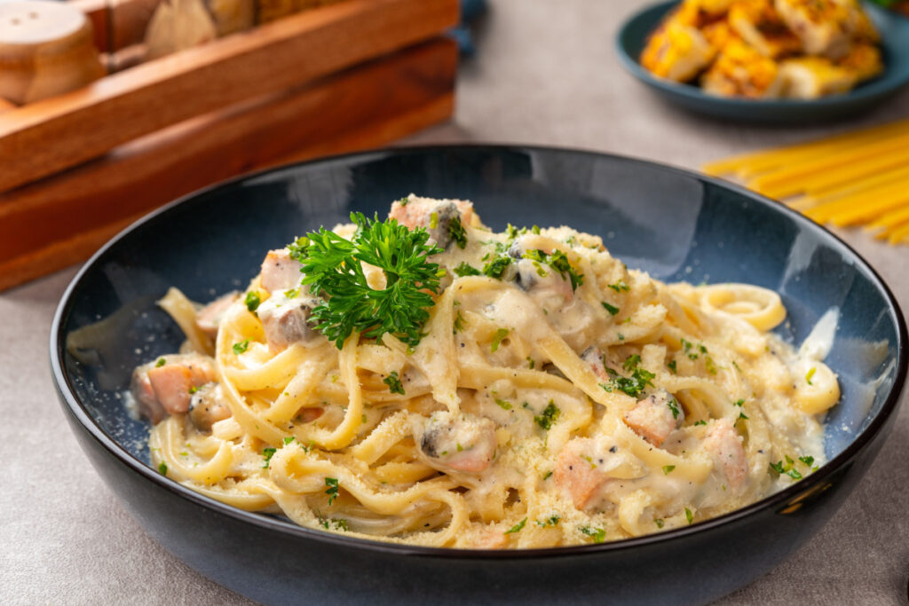 Blitzschnell zubereitet Schinken-Sahne-Nudeln mit Parmesan
