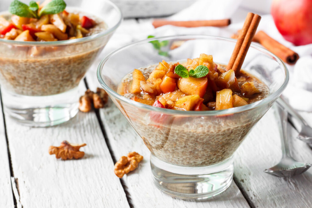 Chiapudding mit karamellisierten Äpfeln und Walnüssen