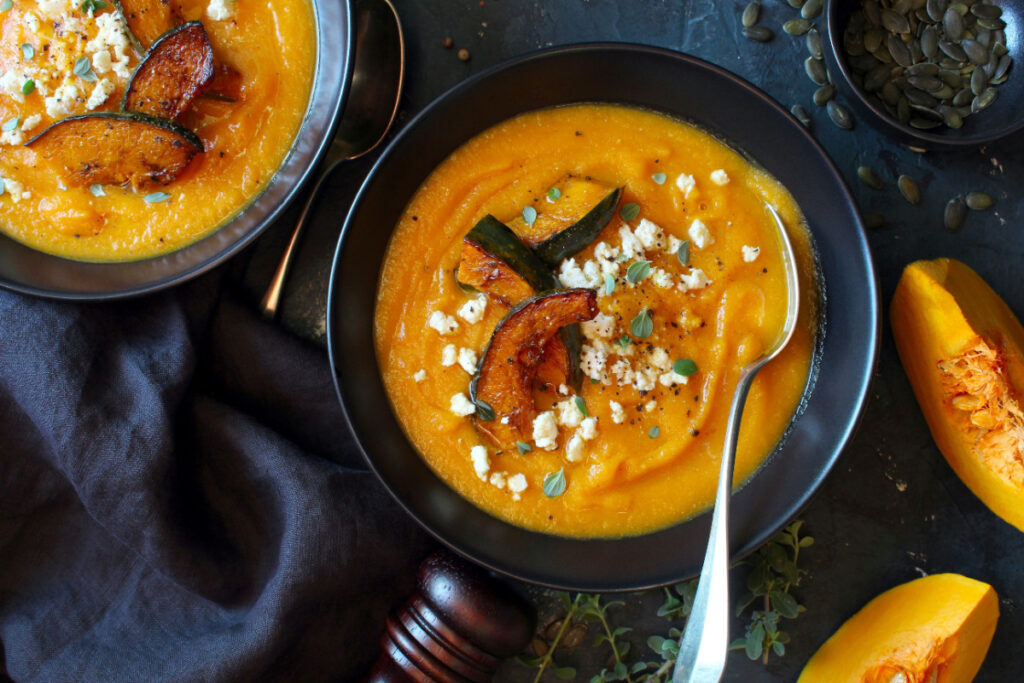 Herbst auf dem Teller Kürbissuppe mit frischem Gemüse