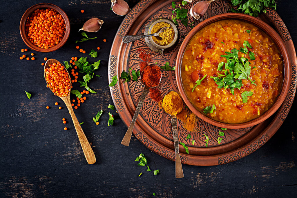 Linsensuppe mit Curcuma und Ingwer Immun-Booster im Teller