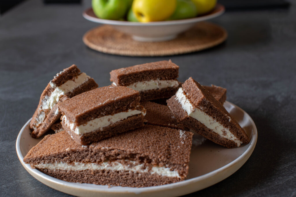 Milchschnitte-Torte Schokoladen-Biskuit trifft auf luftige Milchcreme