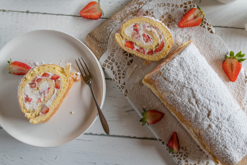 Sommerlicher Genuss Biskuitrolle mit Erdbeer-Sahne-Füllung