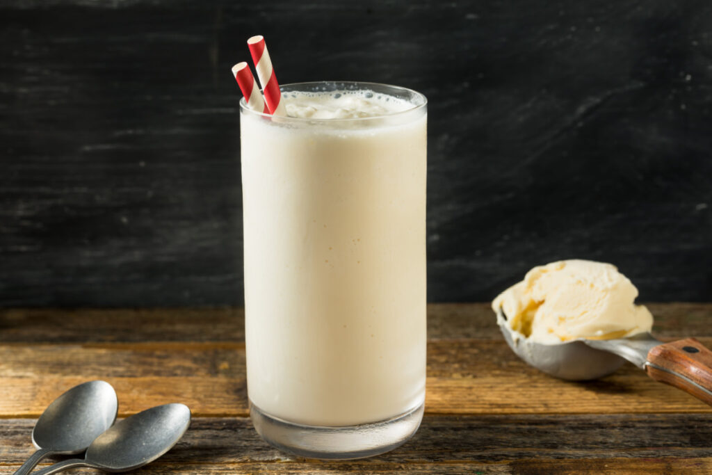 Vanilletraum im Glas Einfacher Vanille Milchshake mit Eis