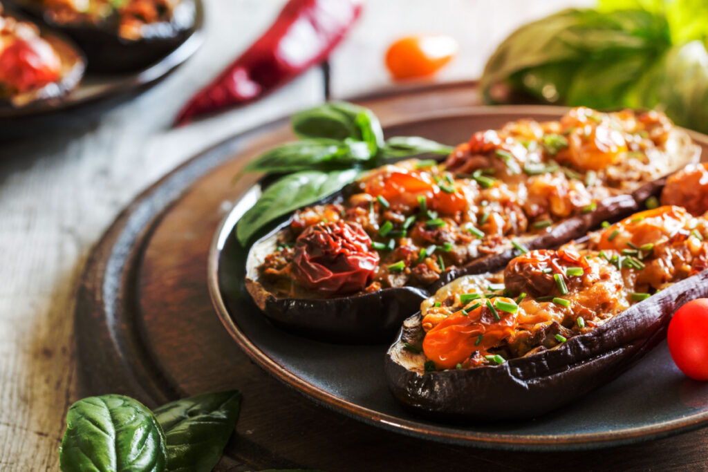 Vegetarischer Leckerbissen Gefüllte Auberginen mit Tomaten