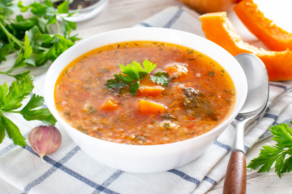 Wärmende Gemüsesuppe Eine rustikale Mischung mit Kürbis