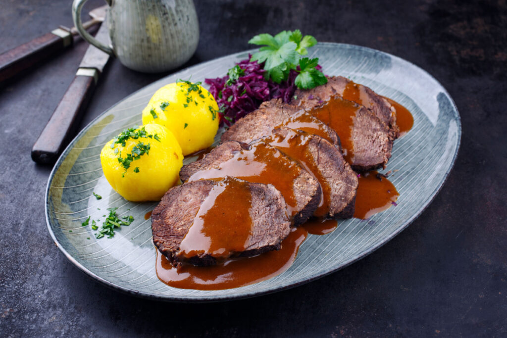 Ein Klassiker mit Tradition Sauerbraten mit Kartoffelklößen