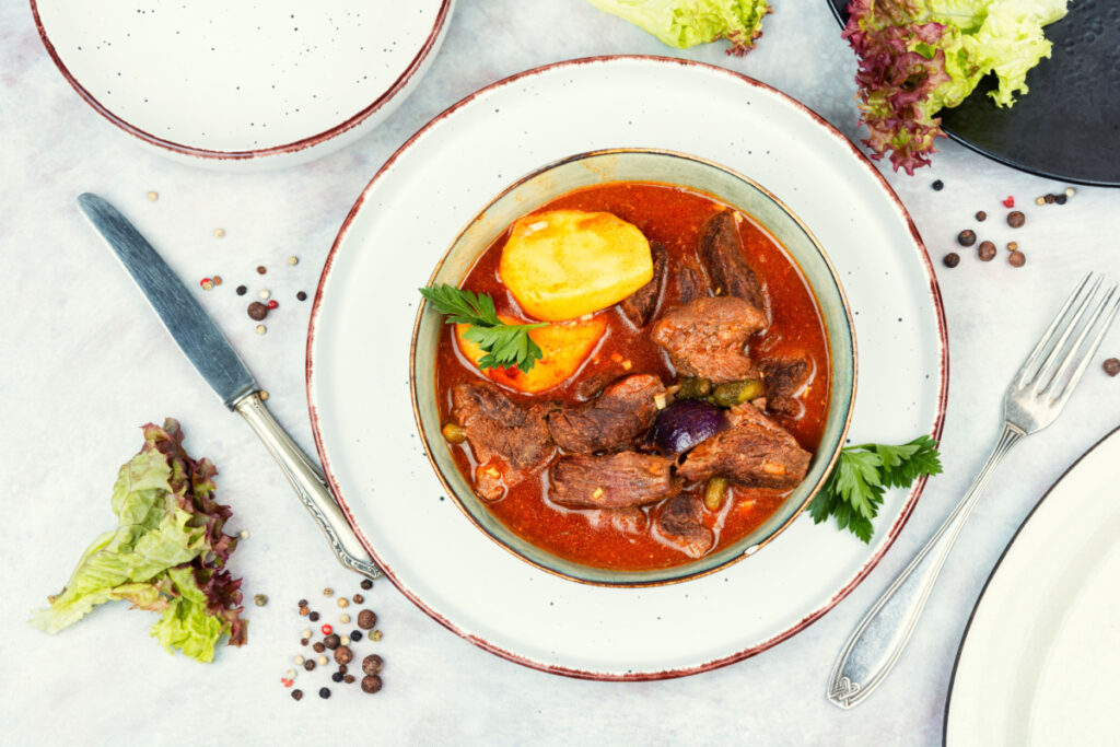 Hirschgulasch und Kartoffeln Festmahl für besondere Anlässe