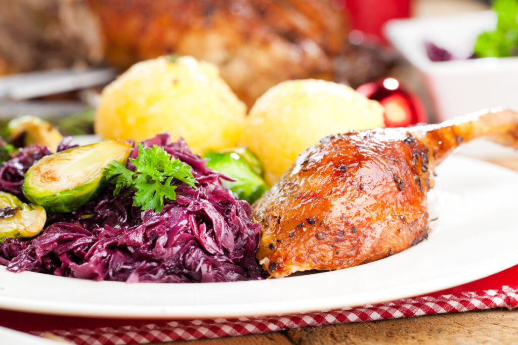 Knusprige Entenkeulen mit Rotkohl Festliches Weihnachtsessen