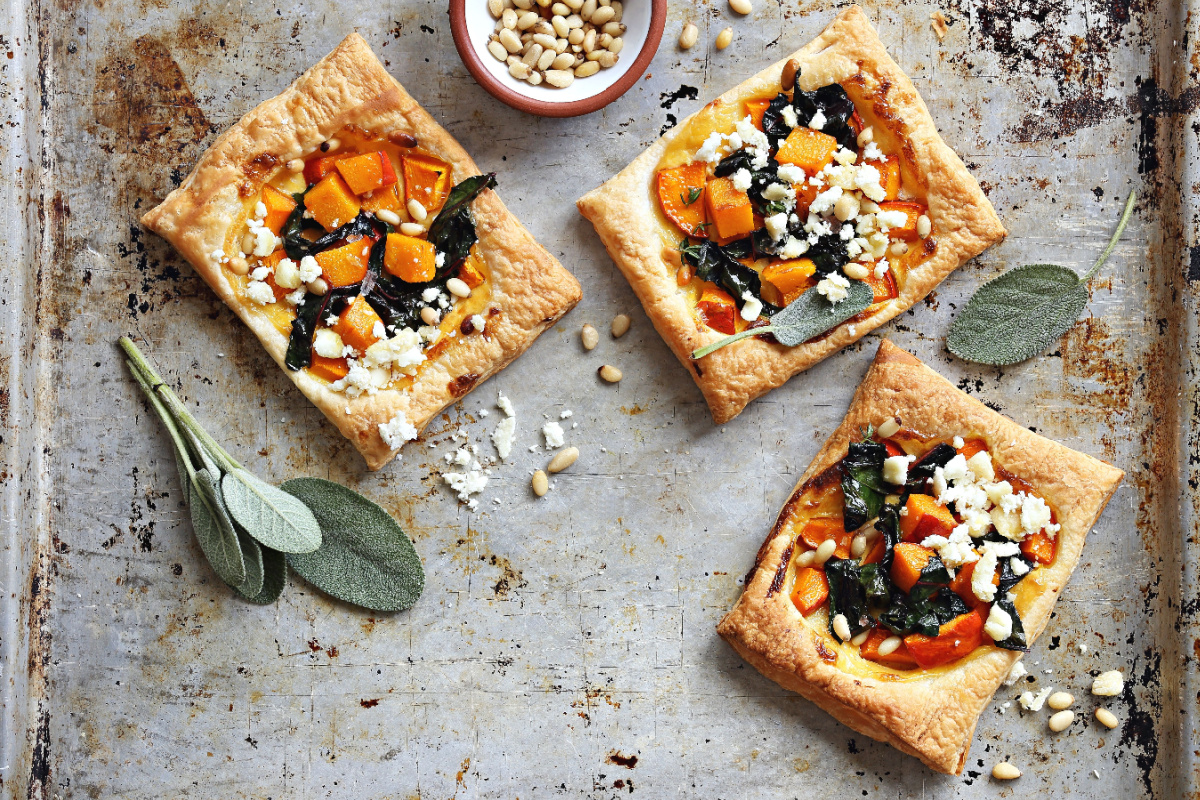 Knusprige Herbstsnacks Blätterteig mit Kürbis und Ziegenkäse