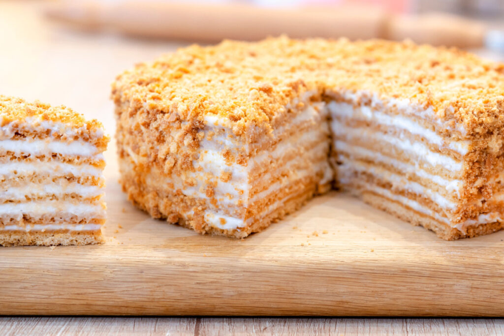 Einfach himmlisch Honigkuchen mit cremiger Schmandschicht