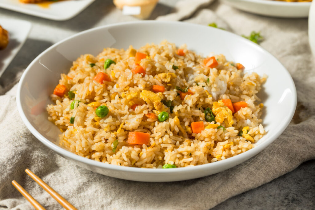 Schnelles Wok-Gericht Reis mit Hähnchen und Gemüse