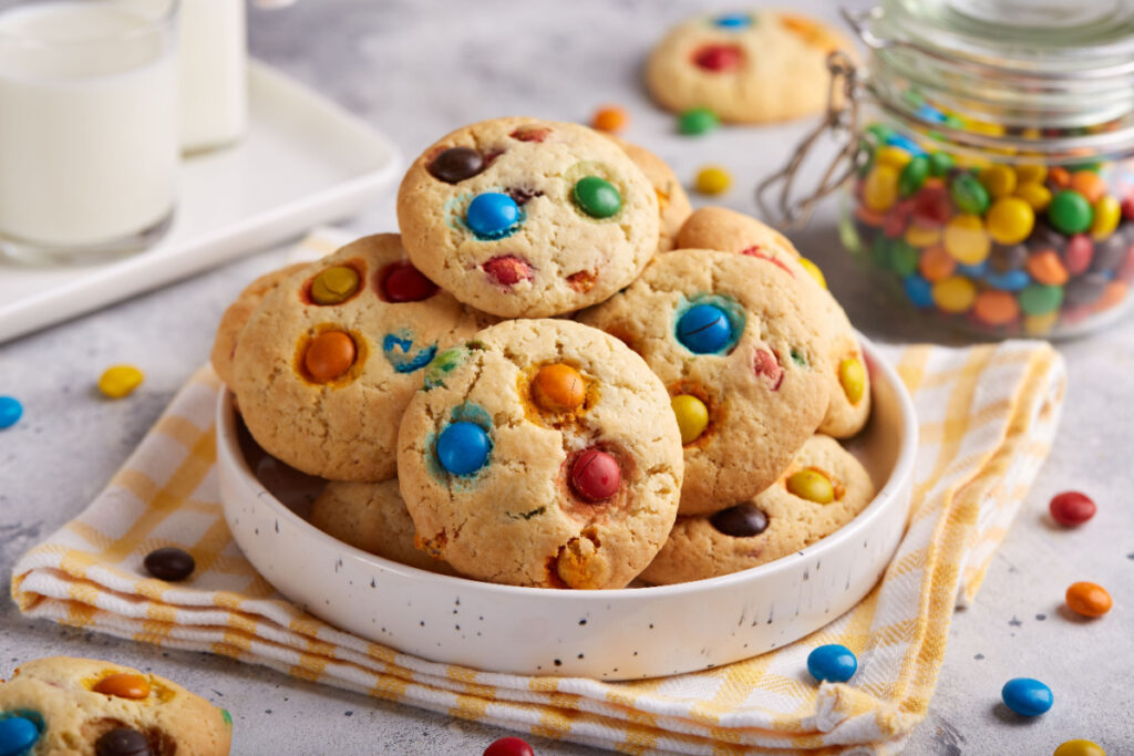 Süßer Farbklecks auf dem Kaffeetisch Smarties-Cookies