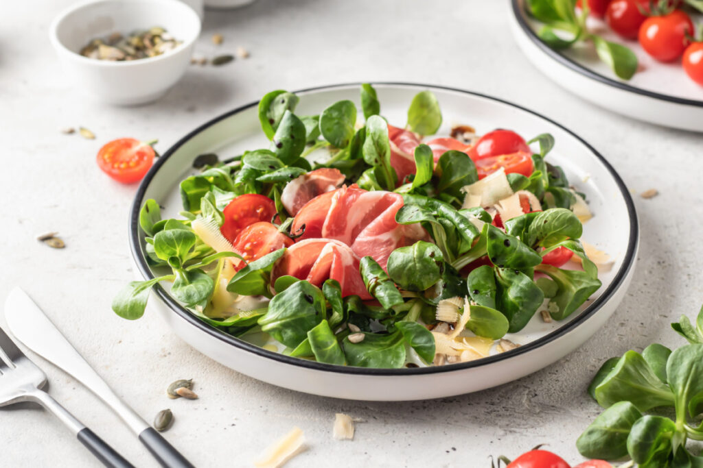 Vitaminreiche Frische Feldsalat mit Tomaten und Kernmix