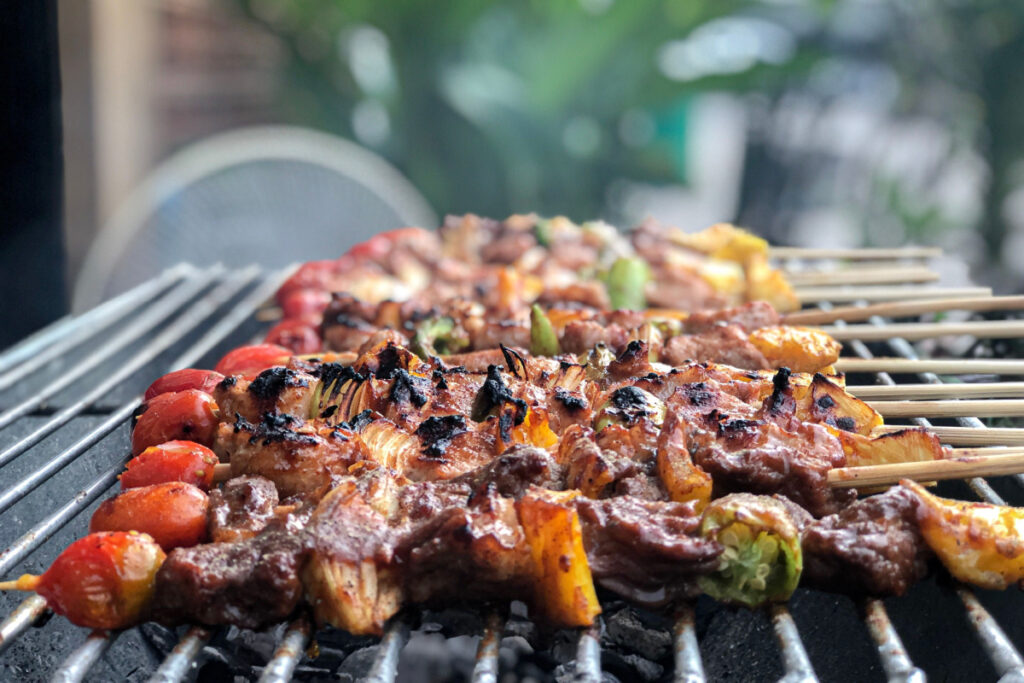 Bunte Spieße voller Geschmack Fleischspieße vom Grill