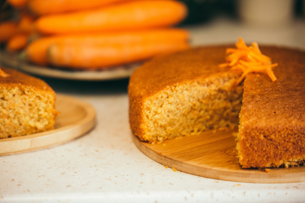 Frisch und saftig Zimtiger Möhrenkuchen mit Mandeln