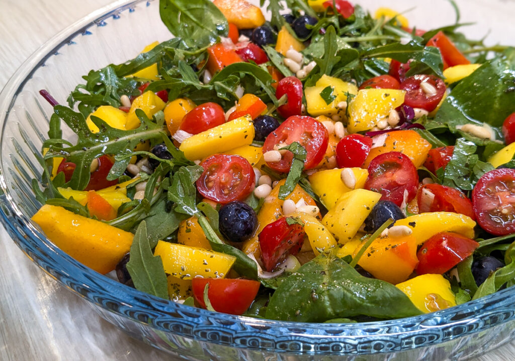 Fruchtig frischer Rucolasalat Leicht, lecker und gesund
