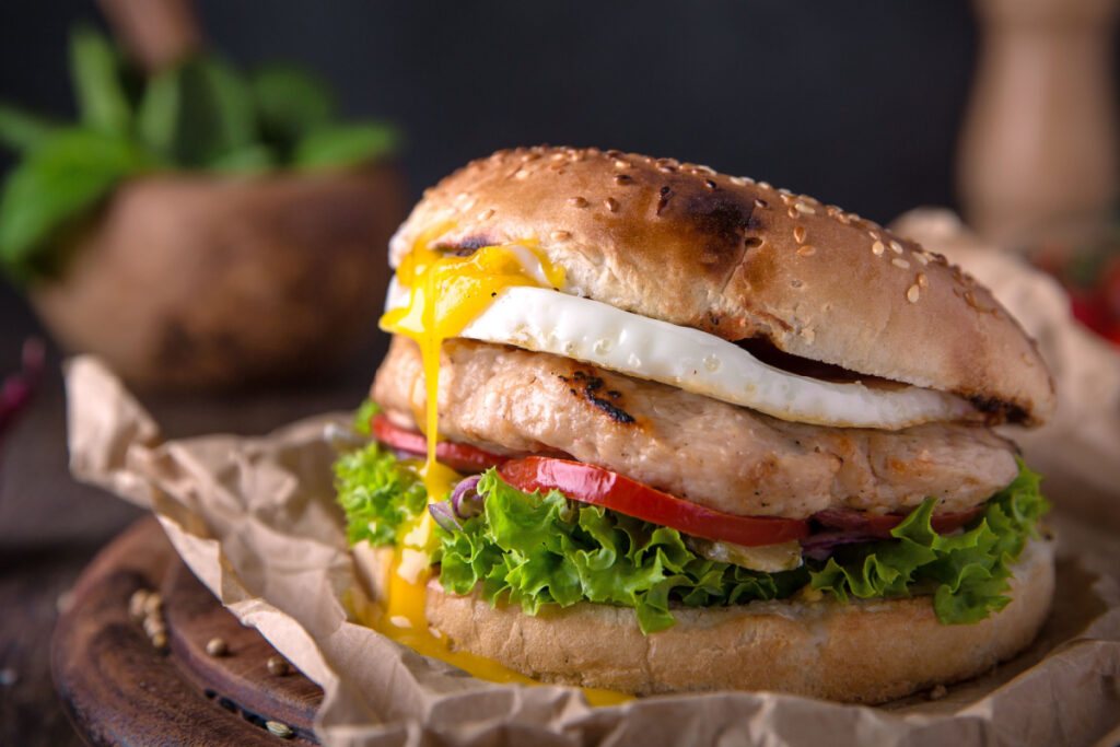 Hähnchen-Burger mit Spiegelei Perfekt für besondere Momente