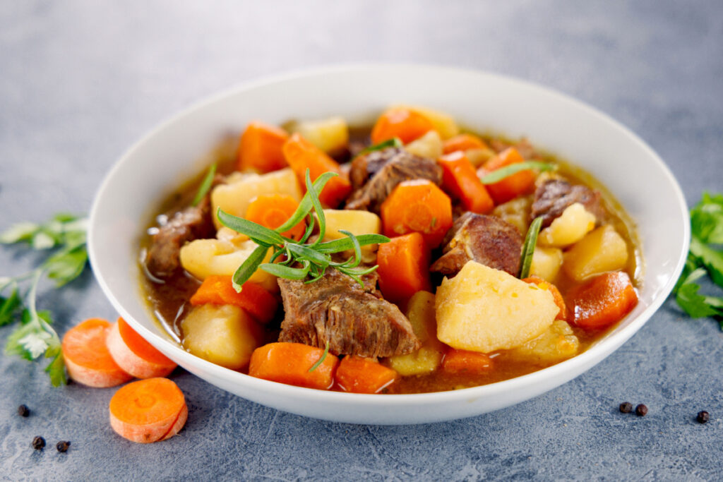 Herzhaft und sättigend Rindfleisch Eintopf mit Kartoffeln