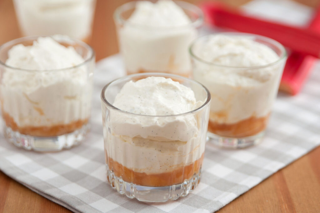 Rhabarber-Dessert im Glas Fruchtig-cremig verführt