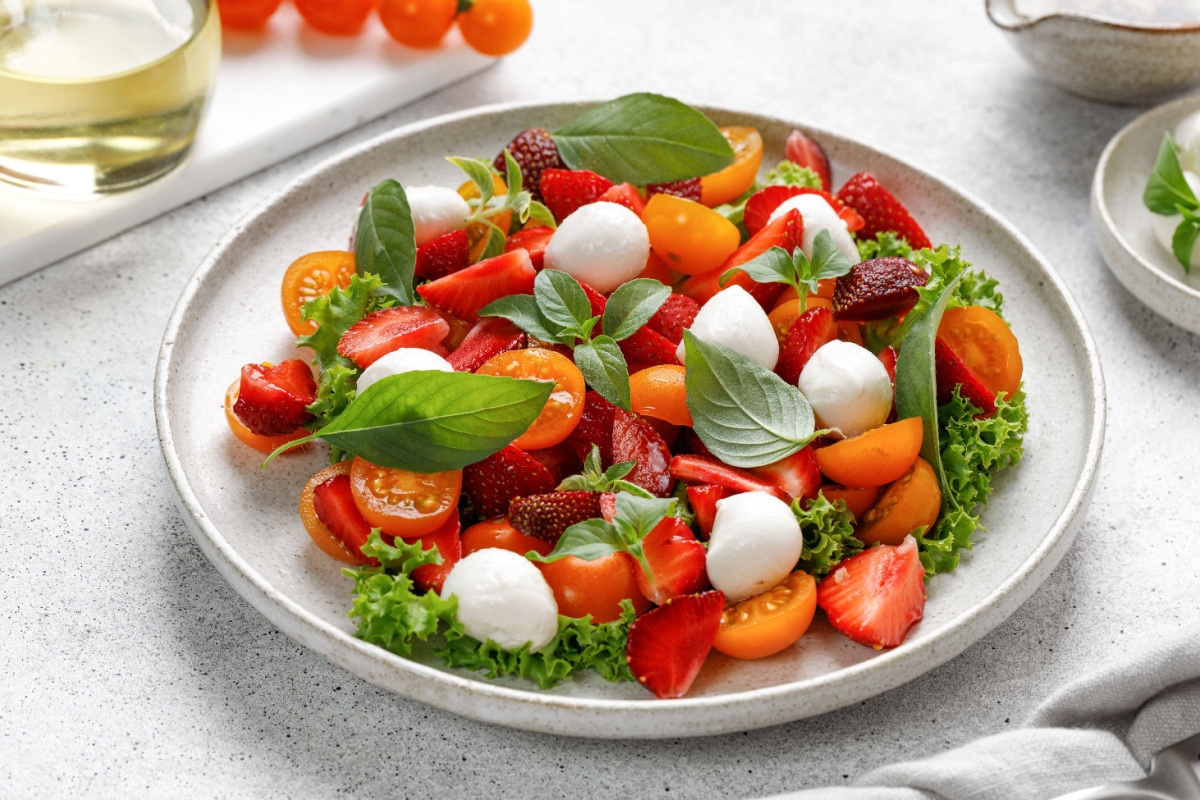 Caprese Salat mit Erdbeeren Die frische Sommeredition