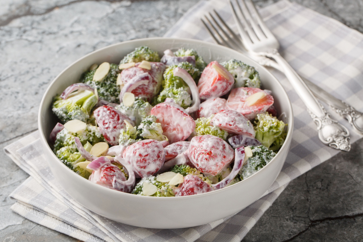 Ein Salat voller Geschmack Brokkolisalat mit Erdbeeren