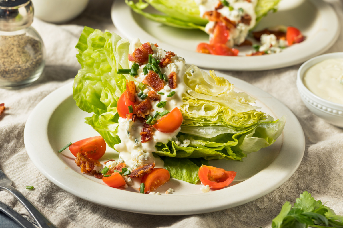 Eisbergsalat mit Joghurtdressing Knackig und herzhaft