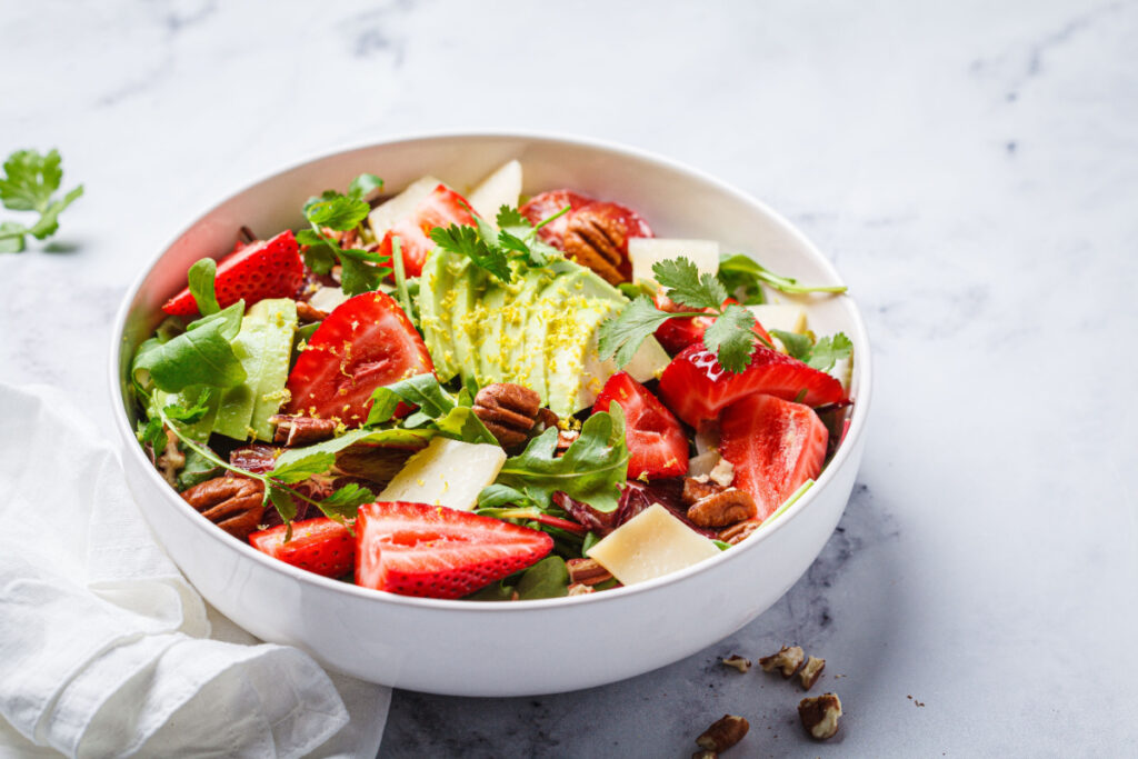 Frischer Salat mit Erdbeeren Fruchtig, knackig