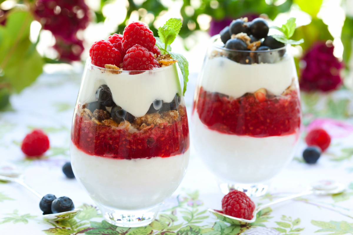 Fruchtiges Sahnedessert mit Beeren Perfekt für jede Feier