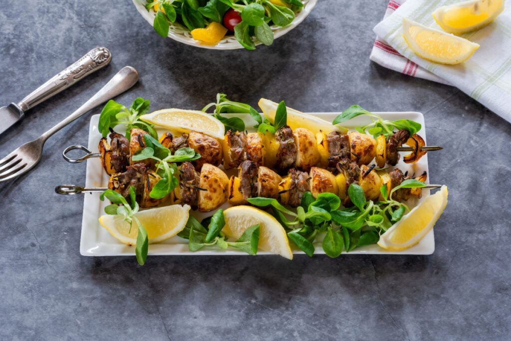 Gegrillte Lammspieße mit Kartoffeln Grillgenuss der Extraklasse