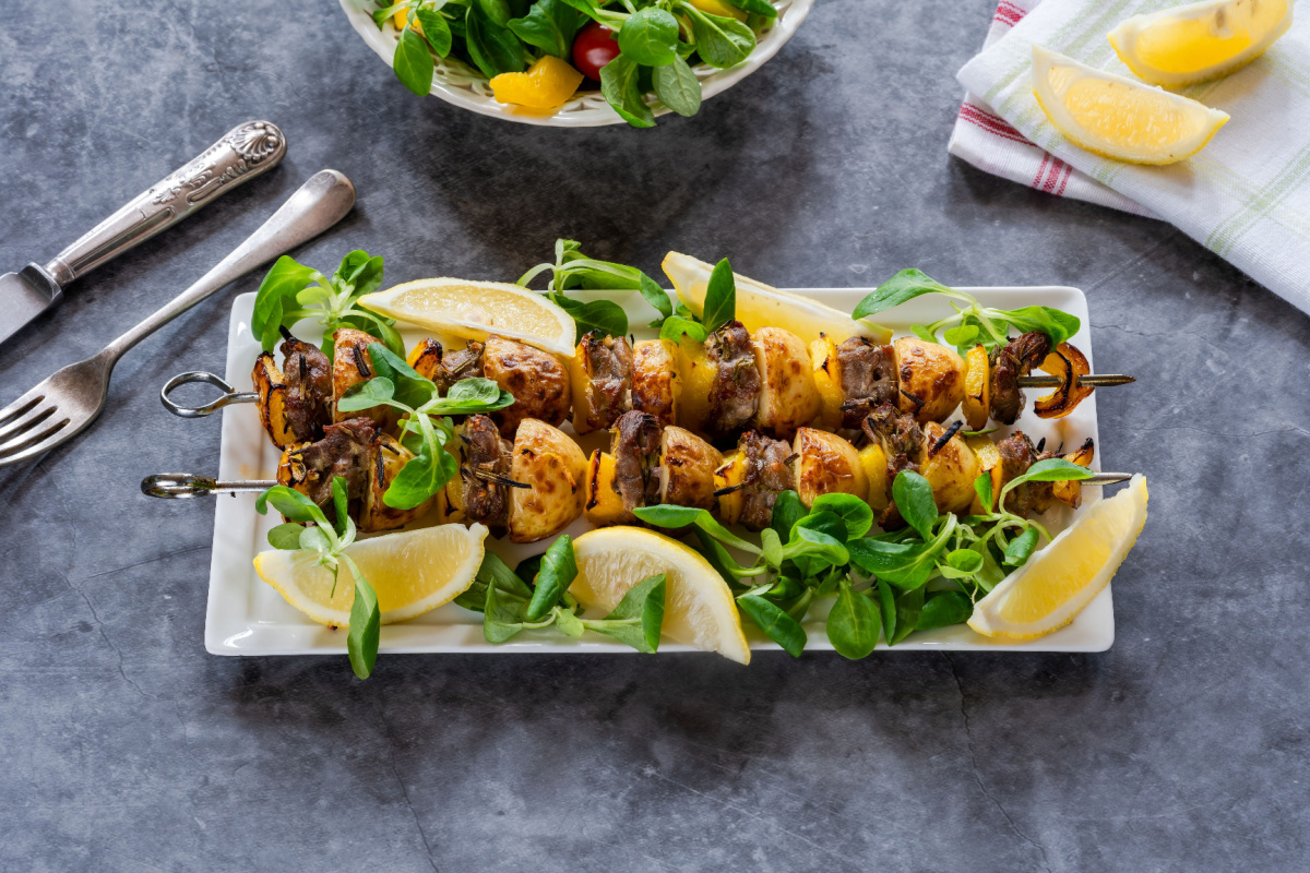 Gegrillte Lammspieße mit Kartoffeln Grillgenuss der Extraklasse