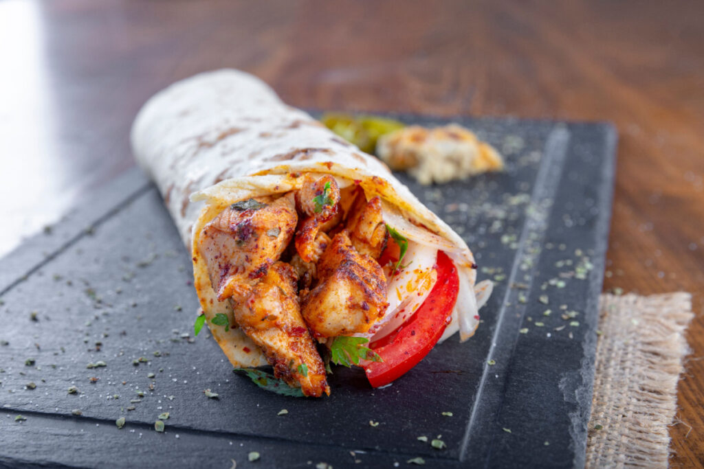 Lahmacun mit Hähnchen-Kebab Ein Hauch von Orient