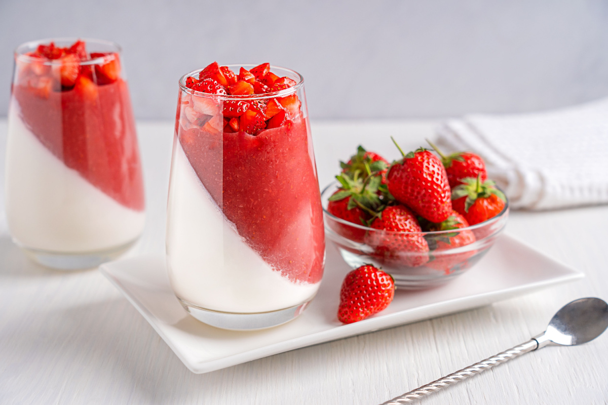 Leichte Erdbeer Panna Cotta Perfekt für heiße Sommertage