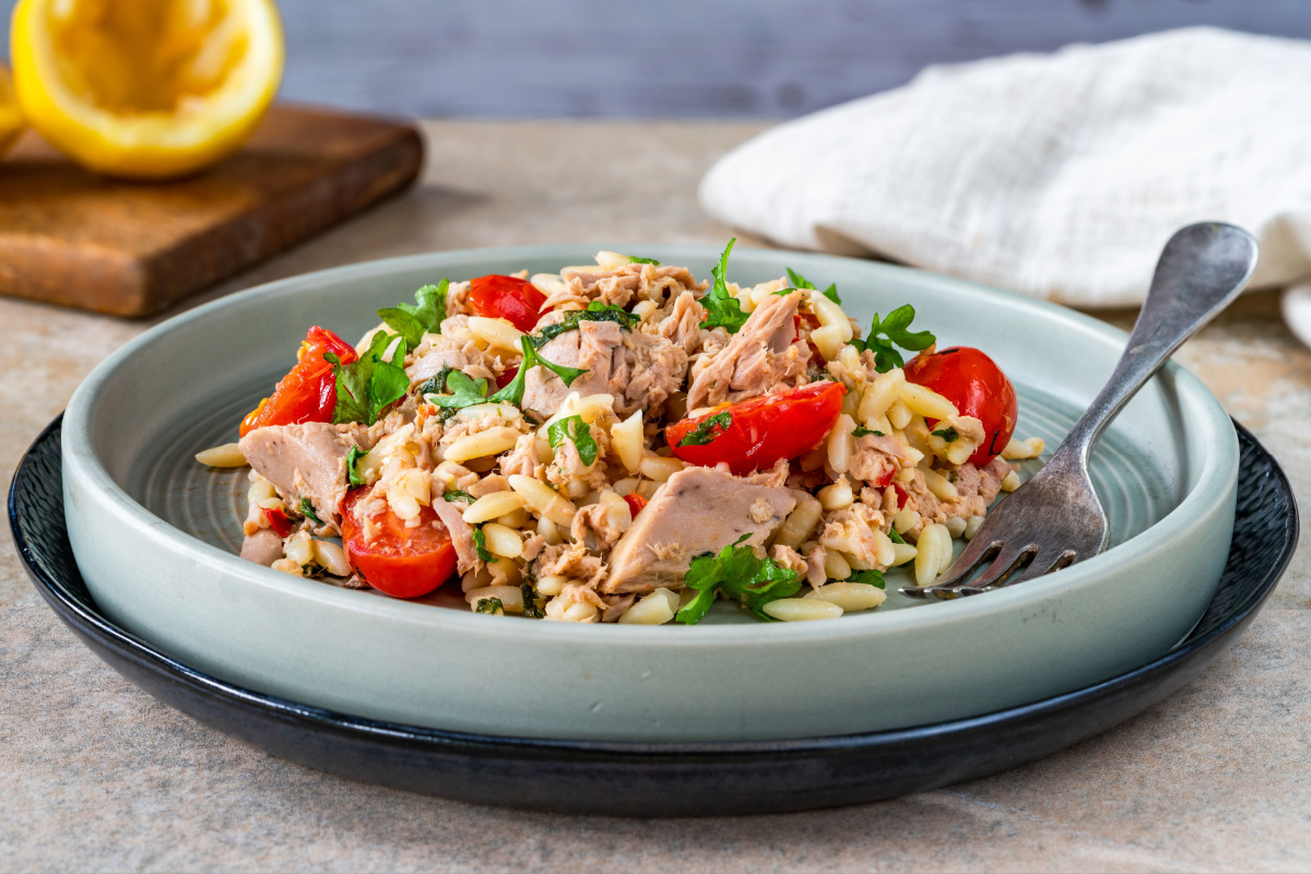 Nudelsalat mit Thunfisch und Tomaten Frisch und lecker