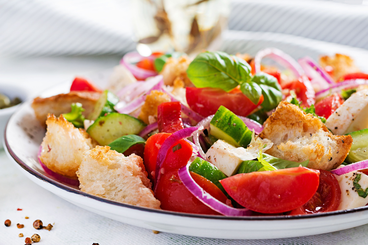 Panzanella Der italienische Brotsalat mit Feta