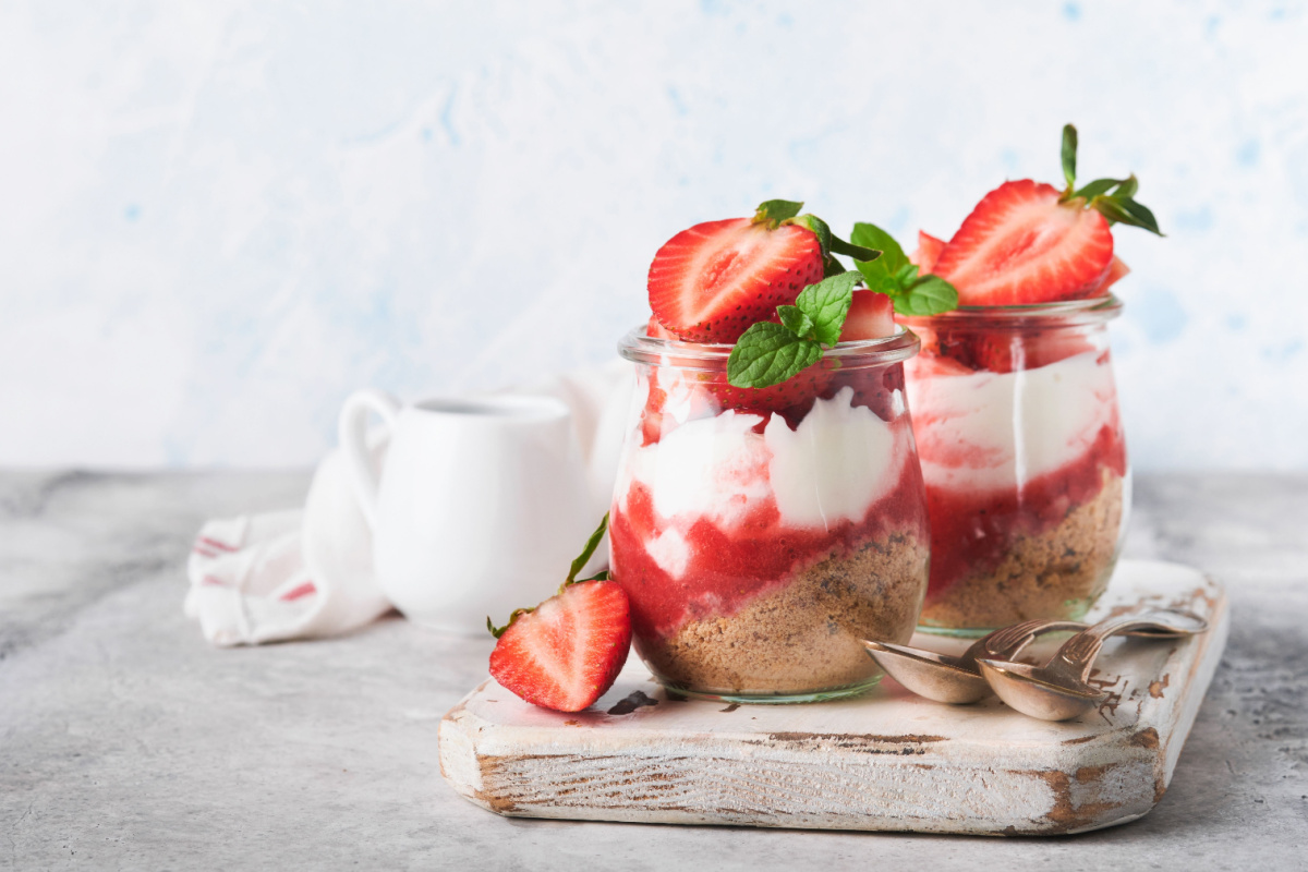 Perfekt für Gäste Erdbeertdessert im Glas