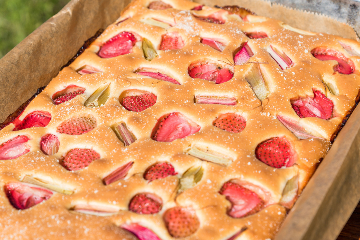 Rhabarberkuchen mit Erdbeeren Fruchtig und saftig