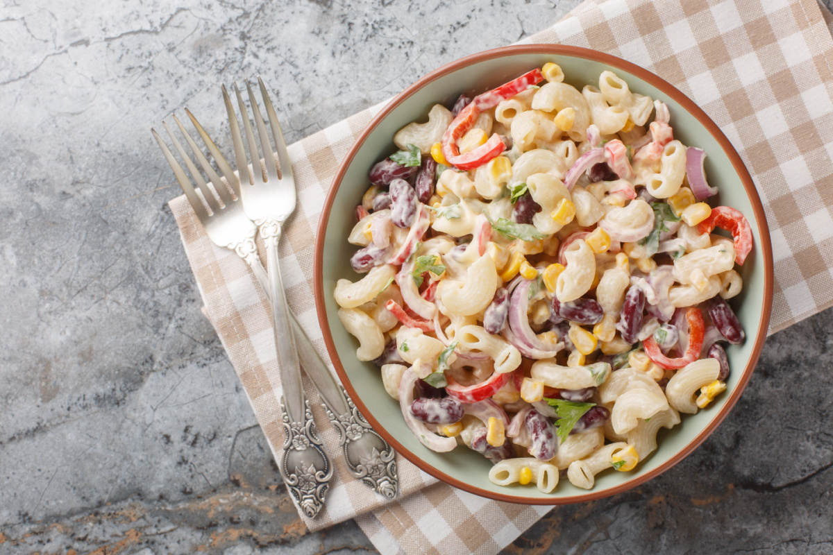 Salat für jede Gelegenheit Nudelsalat mit Mais