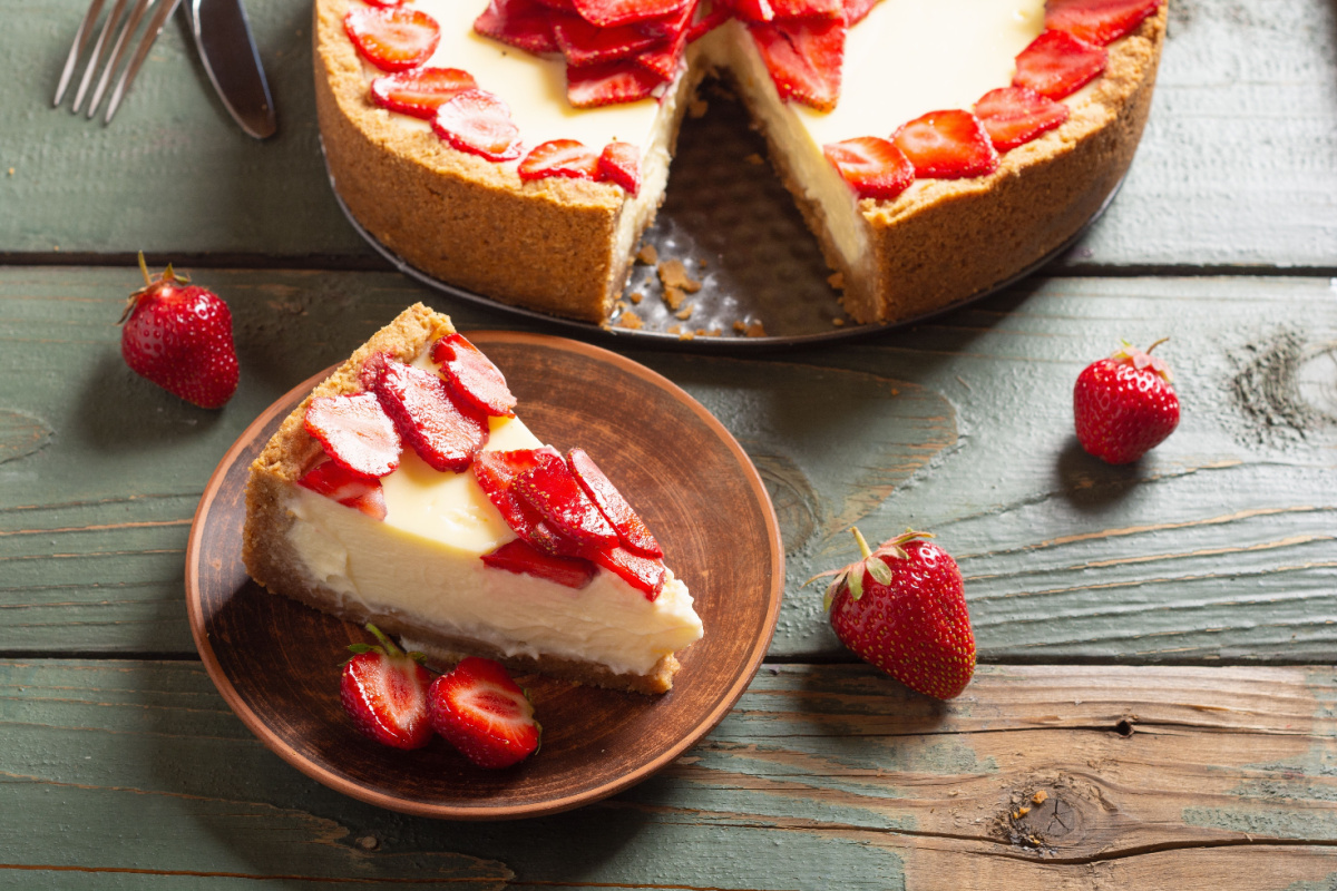 Sommertraum auf dem Teller Käsekuchen mit Erdbeeren
