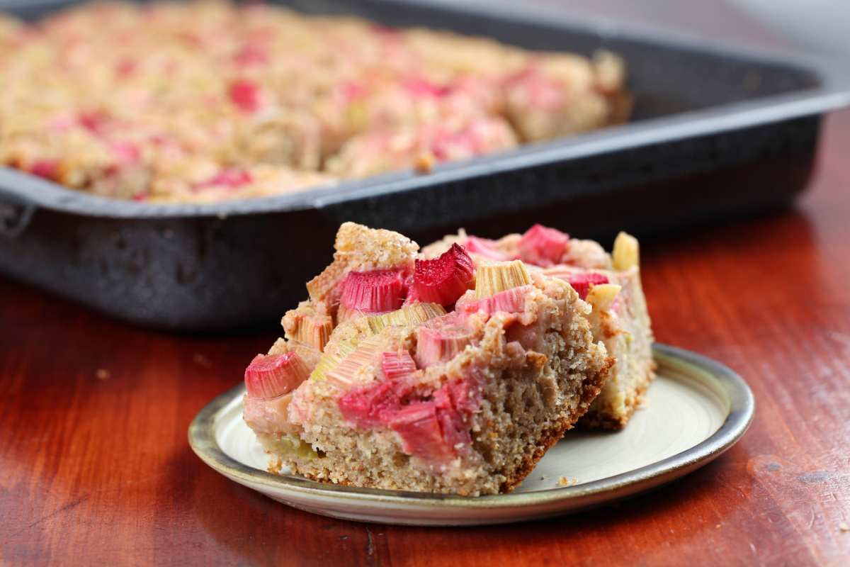 Süß-säuerlicher Genuss Rhabarberkuchen vom Blech